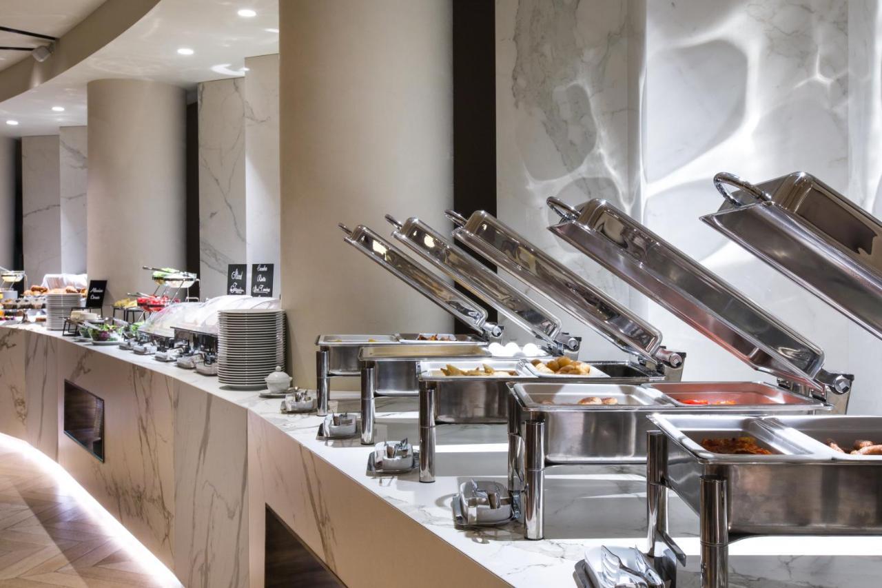 Maritim Hotel Plaza Tirana Esterno foto A buffet at a hotel