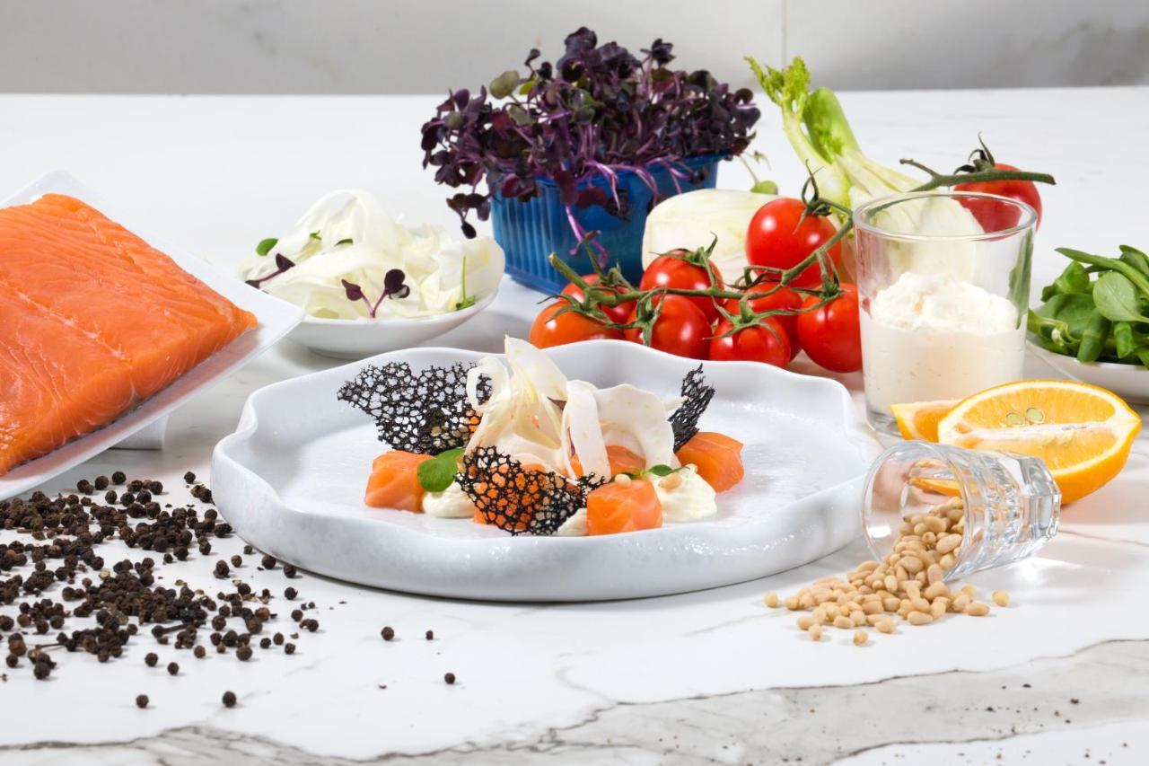 Maritim Hotel Plaza Tirana Esterno foto A salad prepared with the use of molecular gastronomy techniques