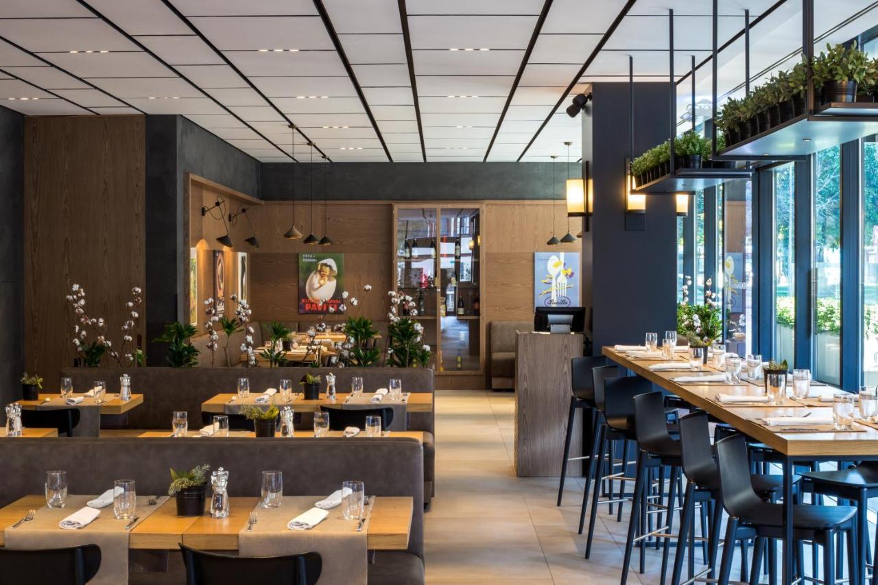Maritim Hotel Plaza Tirana Esterno foto Restaurant in the Swiss pavilion
