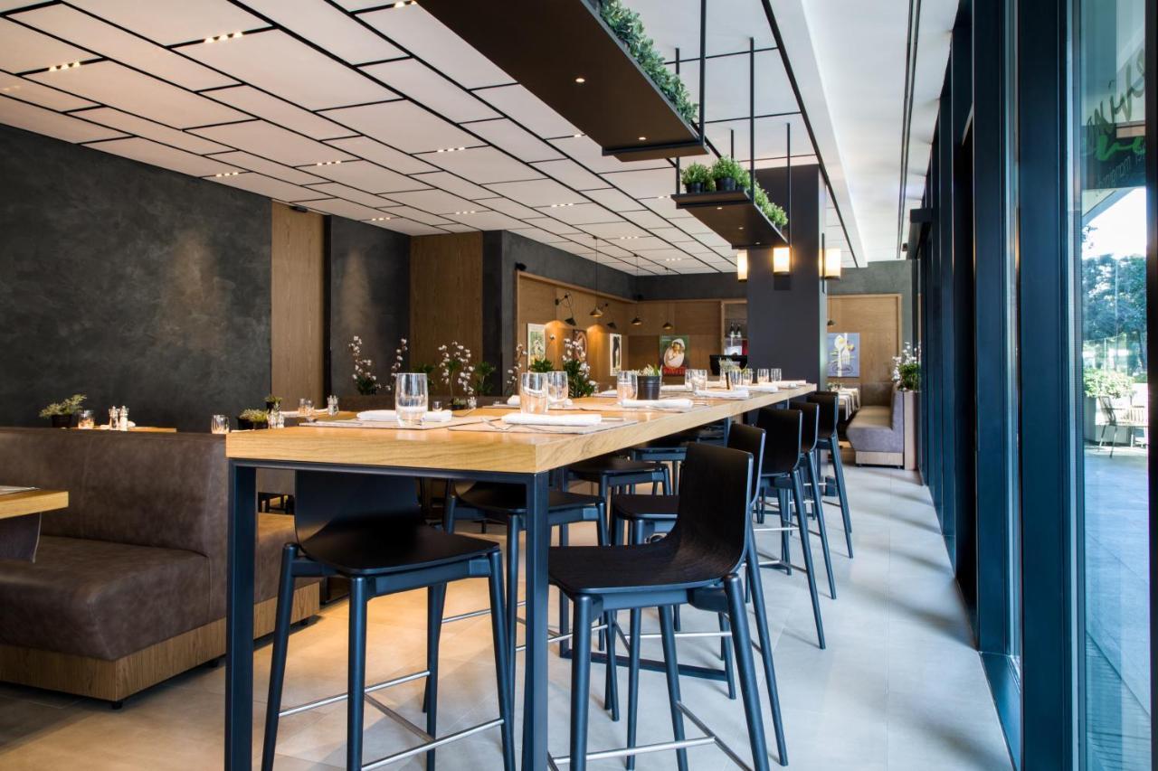Maritim Hotel Plaza Tirana Esterno foto The interior of the restaurant