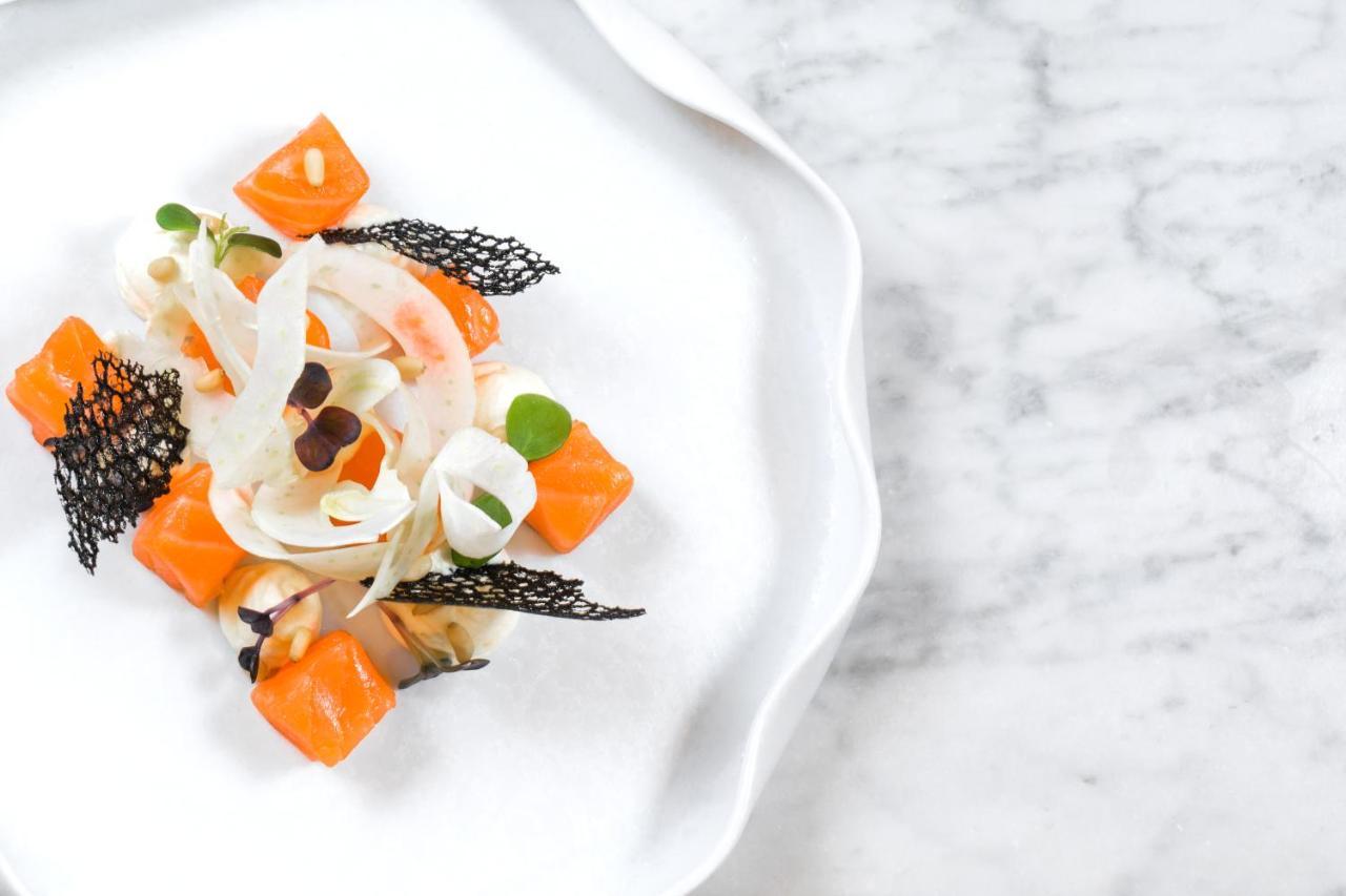Maritim Hotel Plaza Tirana Esterno foto A salad prepared with the edible flowers of the Japanese anemone