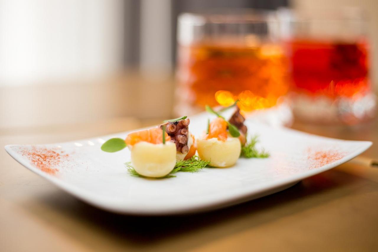 Maritim Hotel Plaza Tirana Esterno foto A plate of canapés