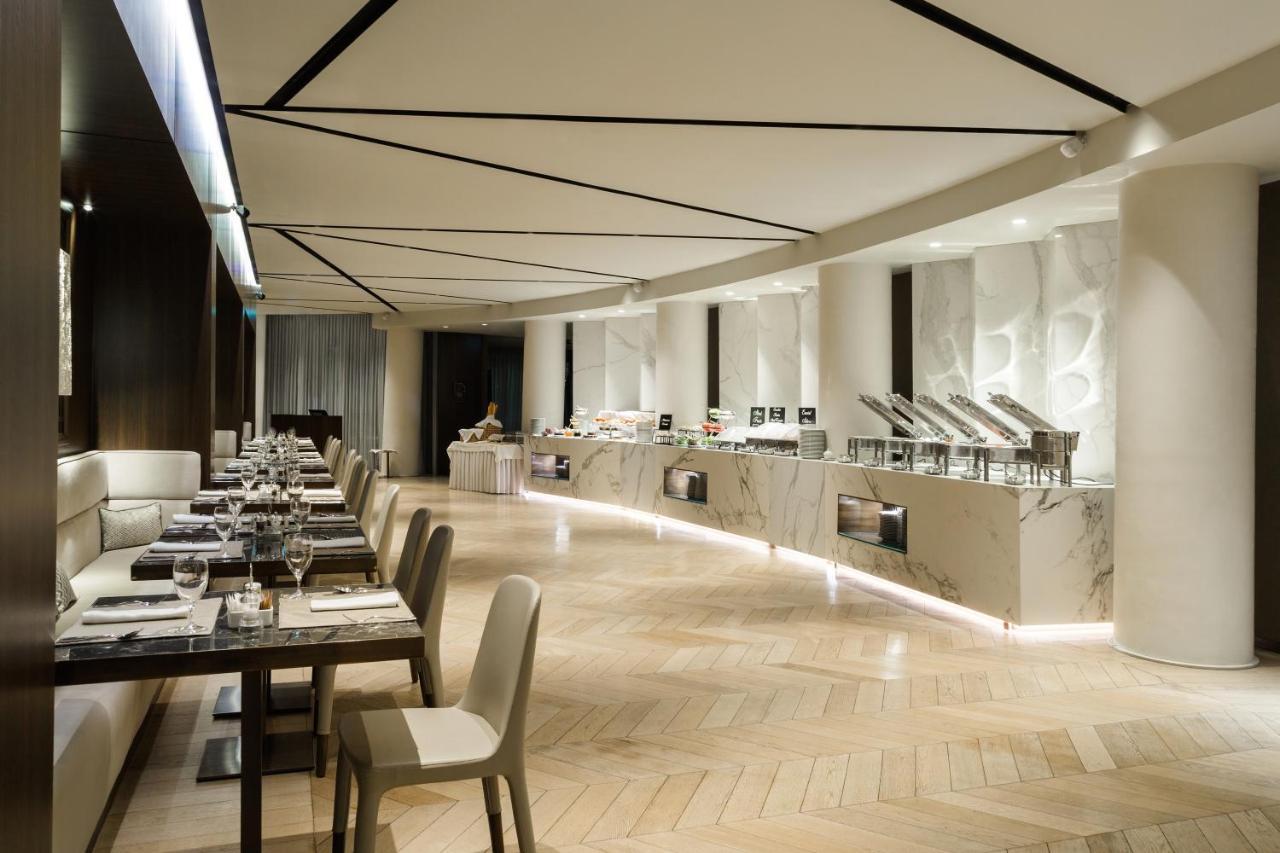 Maritim Hotel Plaza Tirana Esterno foto The lounge at the airport