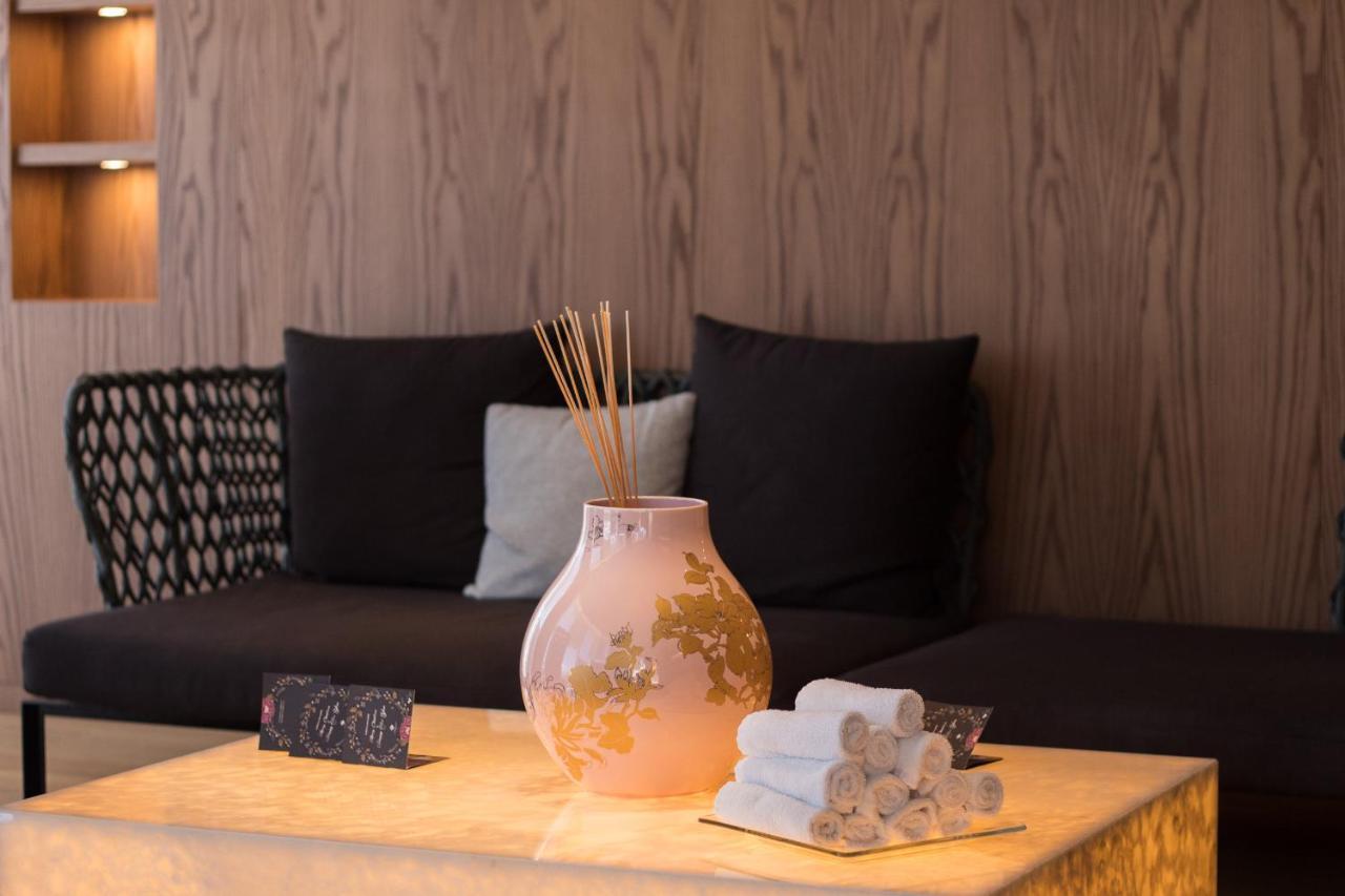 Maritim Hotel Plaza Tirana Esterno foto Incense sticks in a spa