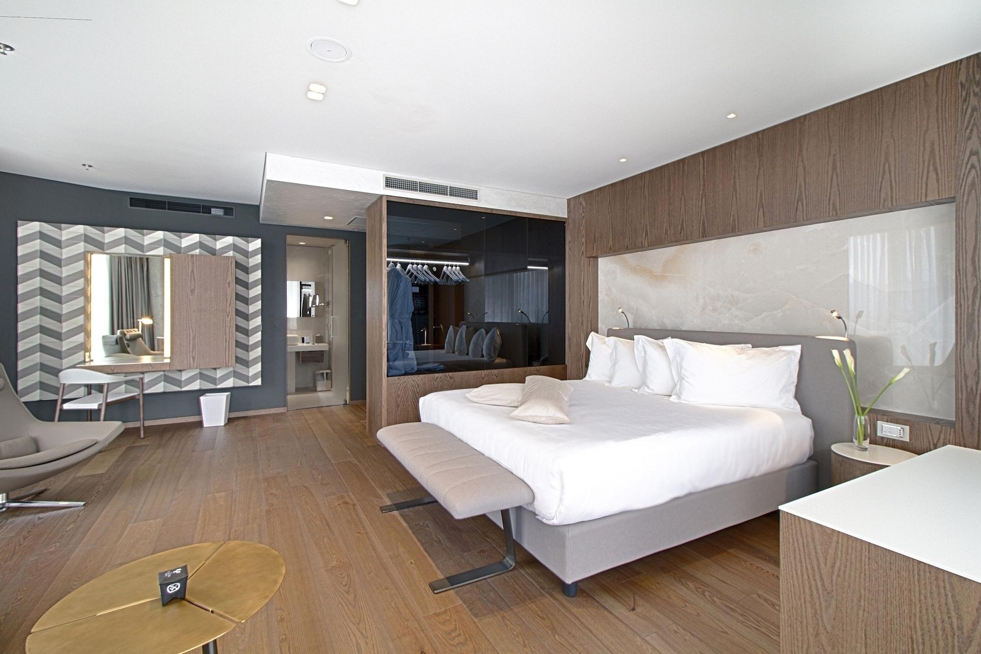Maritim Hotel Plaza Tirana Esterno foto A suite at the hotel