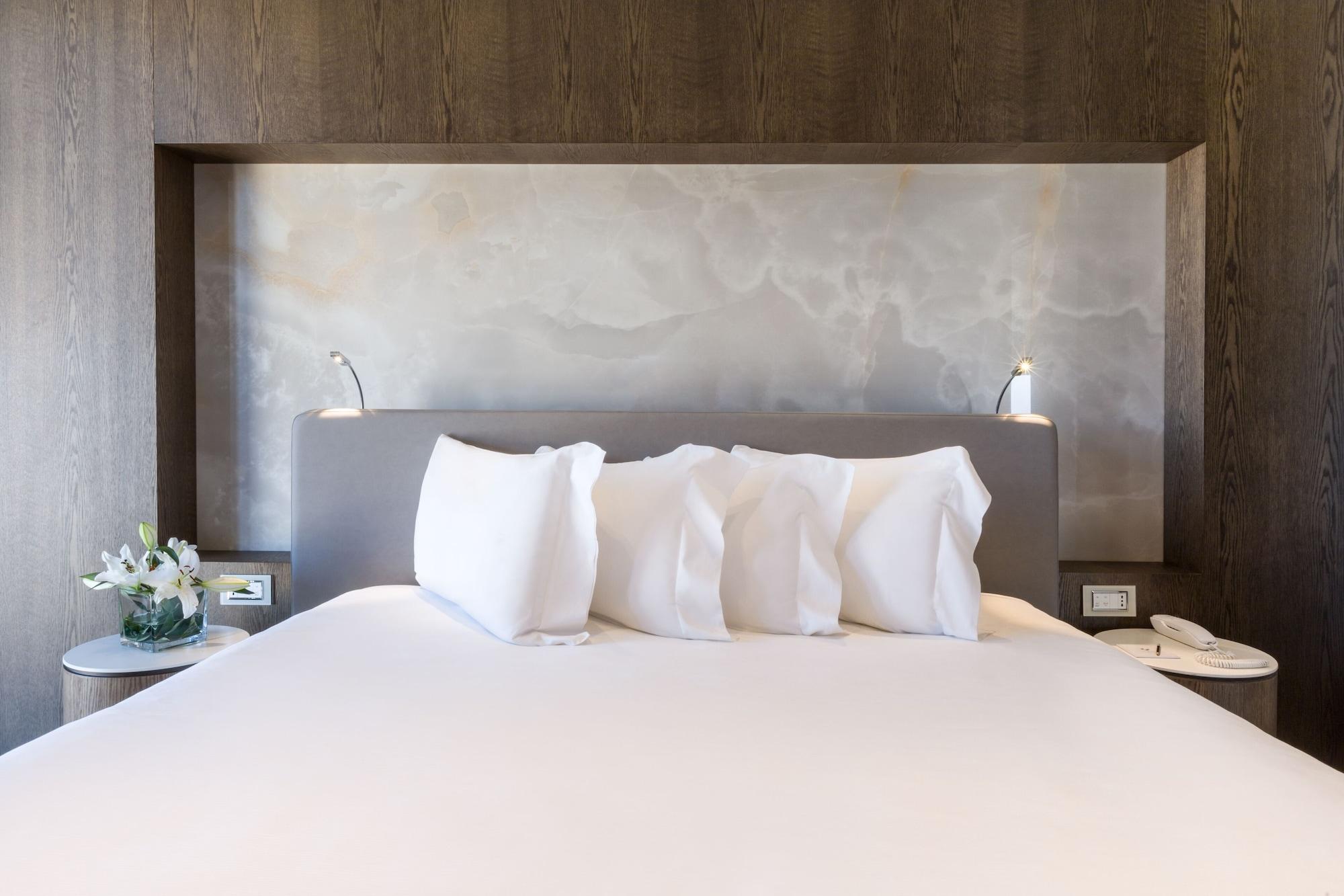 Maritim Hotel Plaza Tirana Esterno foto A bedroom at the hotel