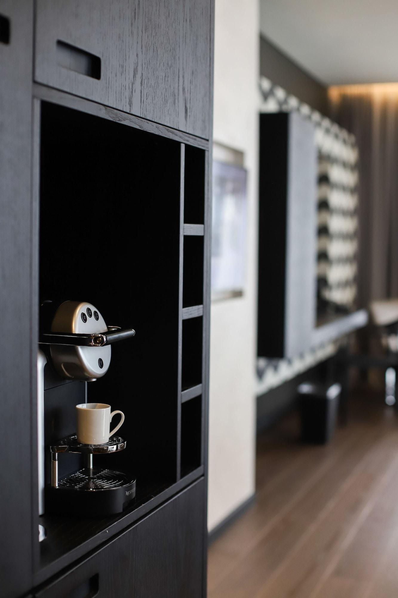 Maritim Hotel Plaza Tirana Esterno foto A Nespresso machine