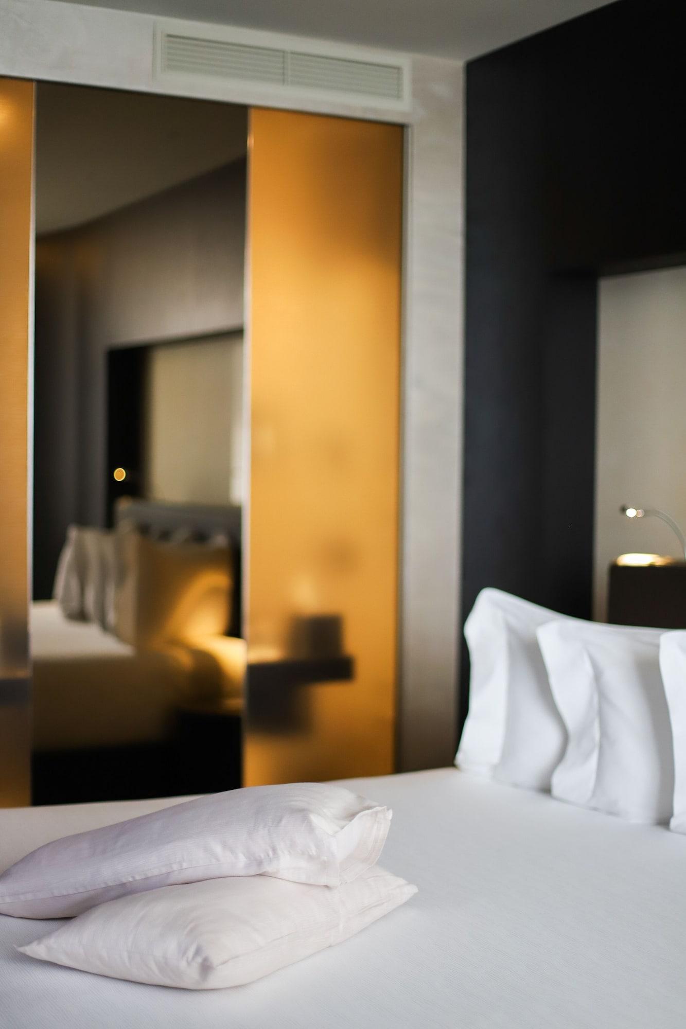 Maritim Hotel Plaza Tirana Esterno foto A room at the hotel