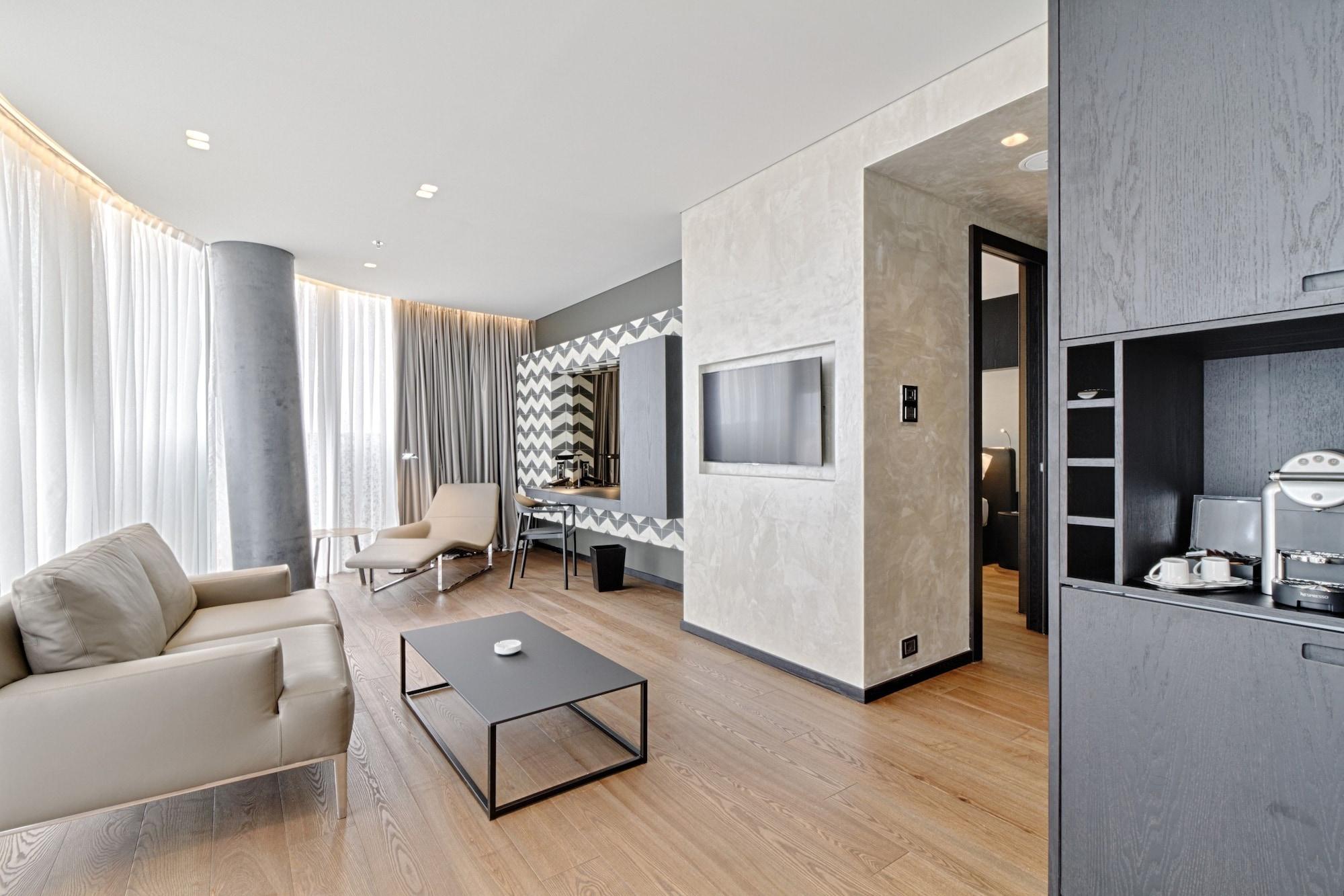 Maritim Hotel Plaza Tirana Esterno foto Suite
