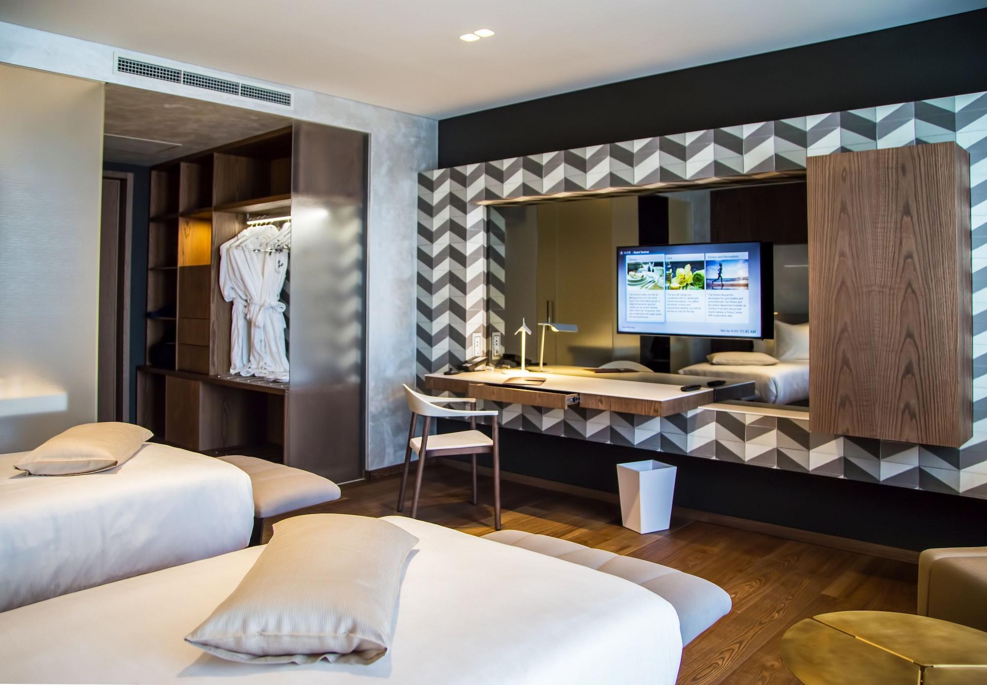 Maritim Hotel Plaza Tirana Esterno foto A room at the hotel