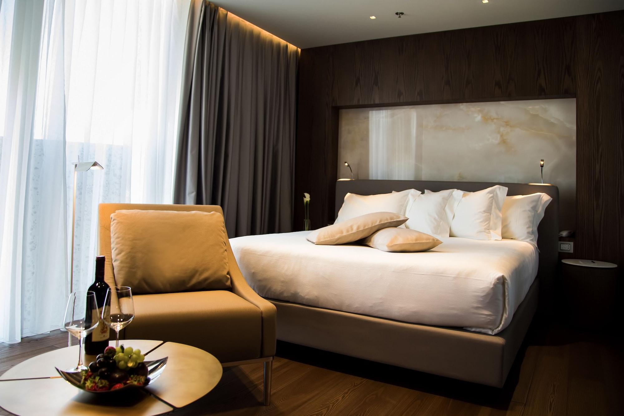 Maritim Hotel Plaza Tirana Esterno foto Deluxe room
