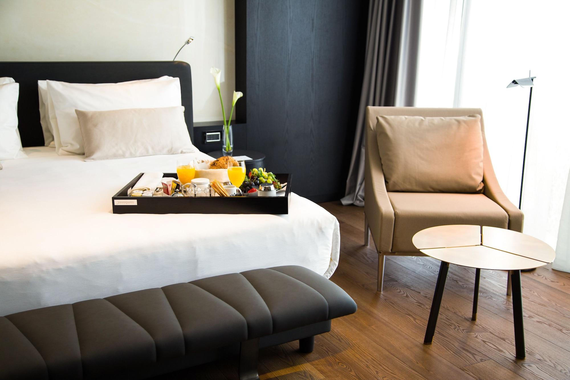 Maritim Hotel Plaza Tirana Esterno foto A room at the hotel