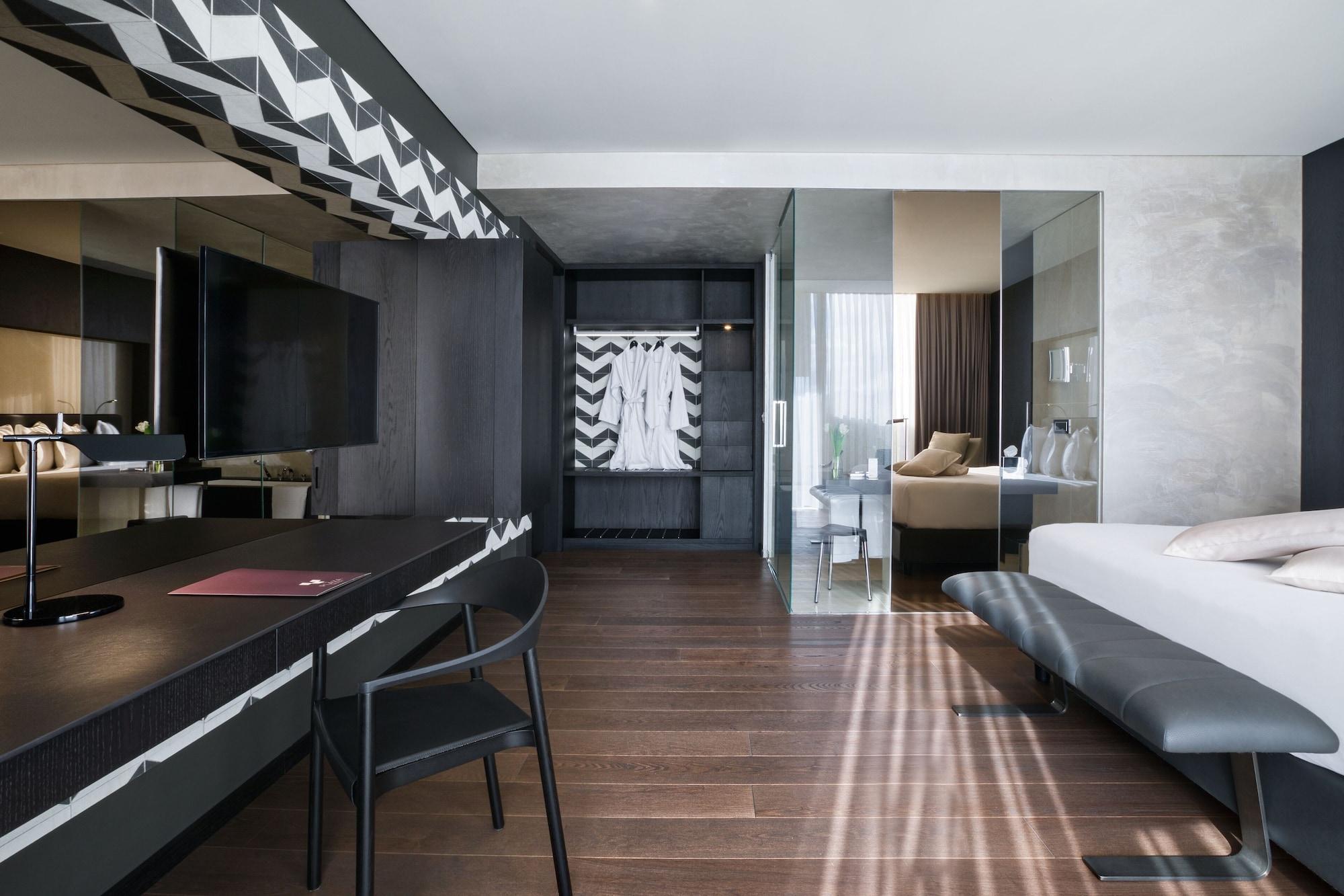 Maritim Hotel Plaza Tirana Esterno foto A room at the hotel