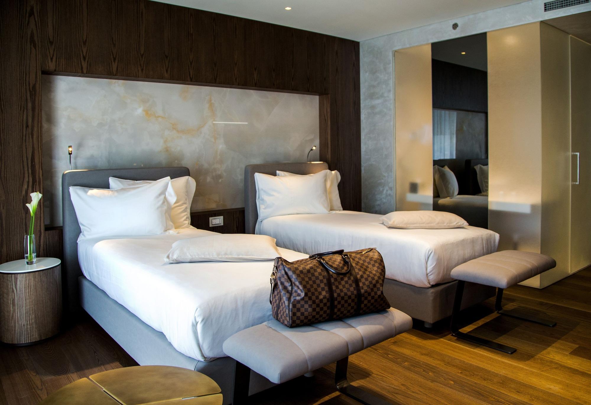 Maritim Hotel Plaza Tirana Esterno foto A room at the hotel