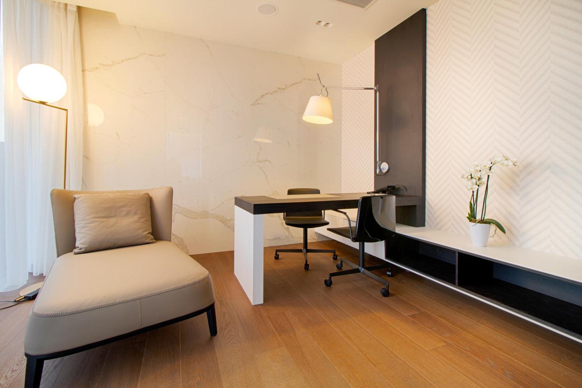 Maritim Hotel Plaza Tirana Esterno foto A room at the hotel