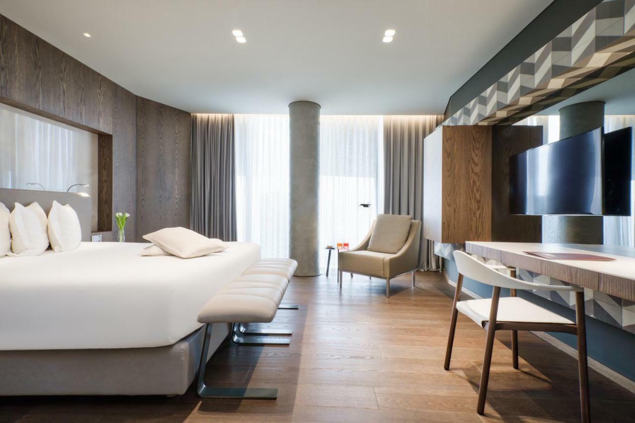 Maritim Hotel Plaza Tirana Esterno foto A room at the hotel