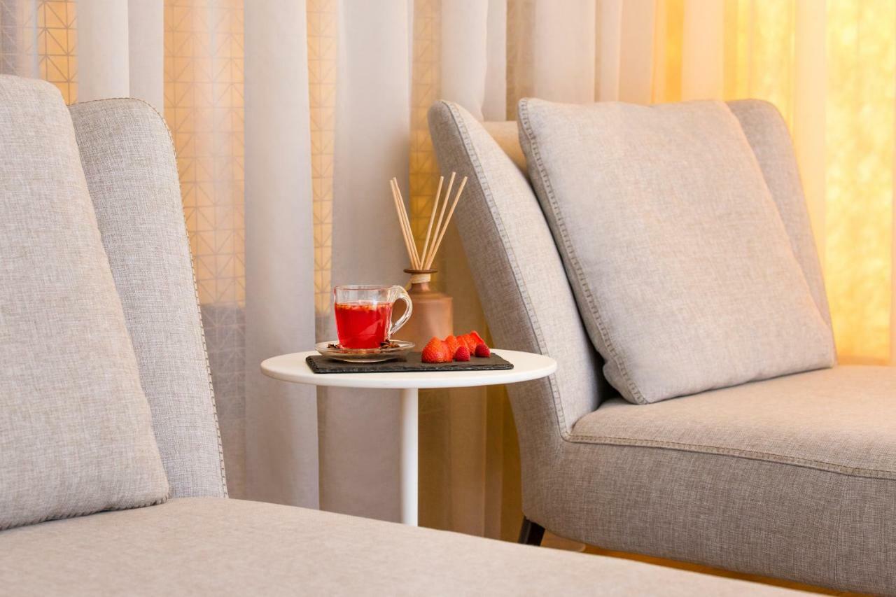 Maritim Hotel Plaza Tirana Esterno foto A reed diffuser