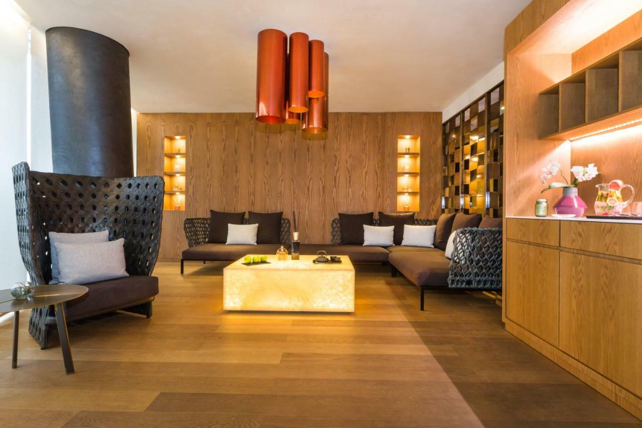 Maritim Hotel Plaza Tirana Esterno foto The lounge at the airport