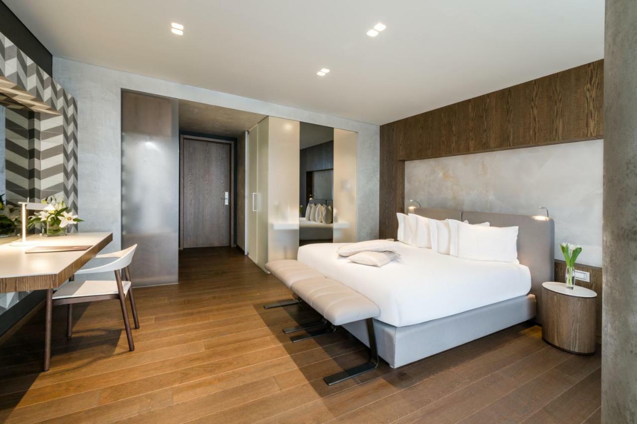 Maritim Hotel Plaza Tirana Esterno foto A bedroom at the hotel